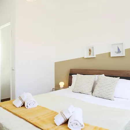 招待所 Beachside &